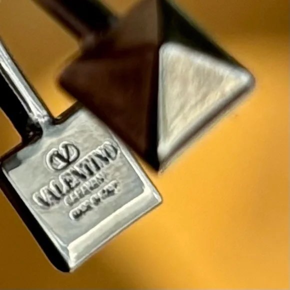 VALENTINO Unique Gunmetal Elegant Jewelry Piece - Picture 6 of 16